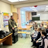 Сотрудники военной полиции провели открытый урок мужества и патриотизма с первыми классами школы  ко Дню Защитника Отечества.  